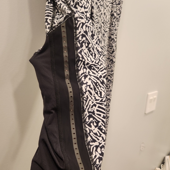 Lululemon Black White Aqua Cropped Legging 6 - Picture 3 of 8